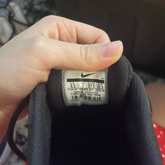 Black and white Nikes - Picture 6 of 6